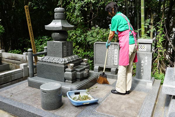 掃除開始　お墓周りの掃除（手作業）