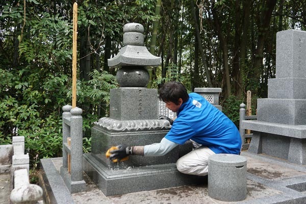 お墓の水洗い