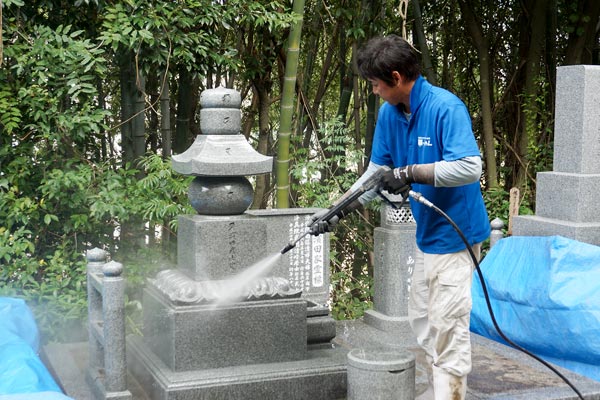 お墓の水洗い